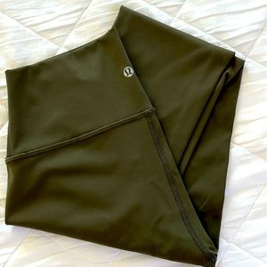 LULULEMON Wunder Under 21” Crop - size 6 (EUC)